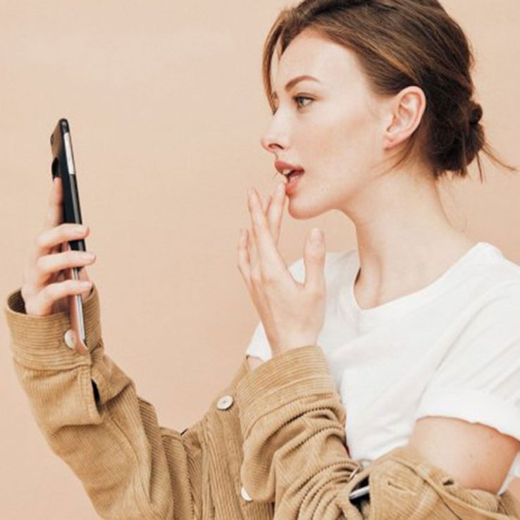 uau-eu-quero-essa-capa-de-celular-com-espaco-para-maquiagem