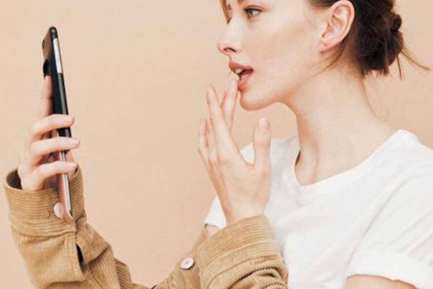 uau-eu-quero-essa-capa-de-celular-com-espaco-para-maquiagem