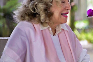 janine-conta-como-revolucionou Janine, fundadora do Jacques Janine, ri durante entrevista com a neta Chloé Gaya