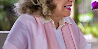 Janine, fundadora do Jacques Janine, ri durante entrevista com a neta Chloé Gaya